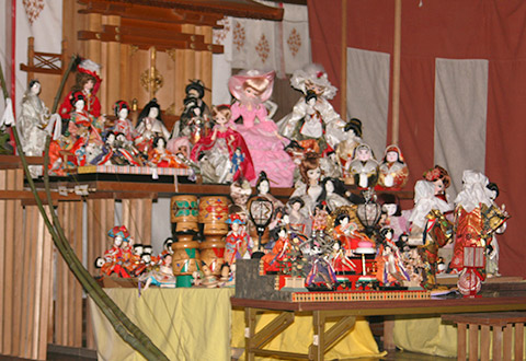 神棚に並べられた人形